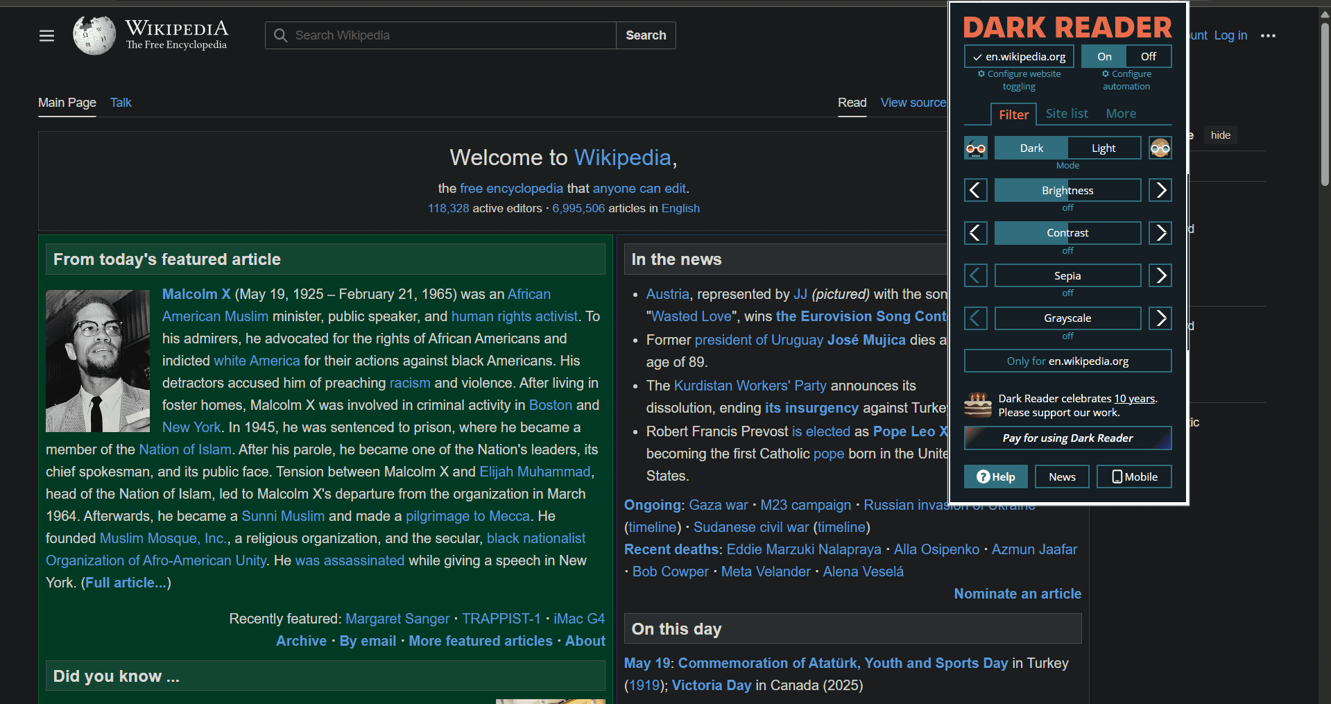 A screenshot of the Dark Reader extension in action on Wikipedia, inverting the page colors to create a Dark Mode.