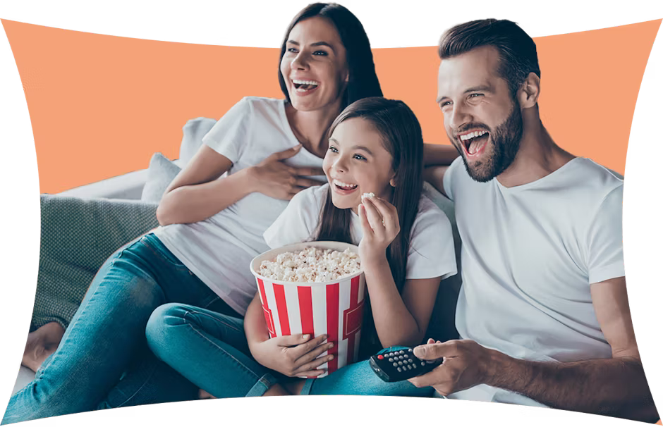Une famille qui regarde un film à la maison